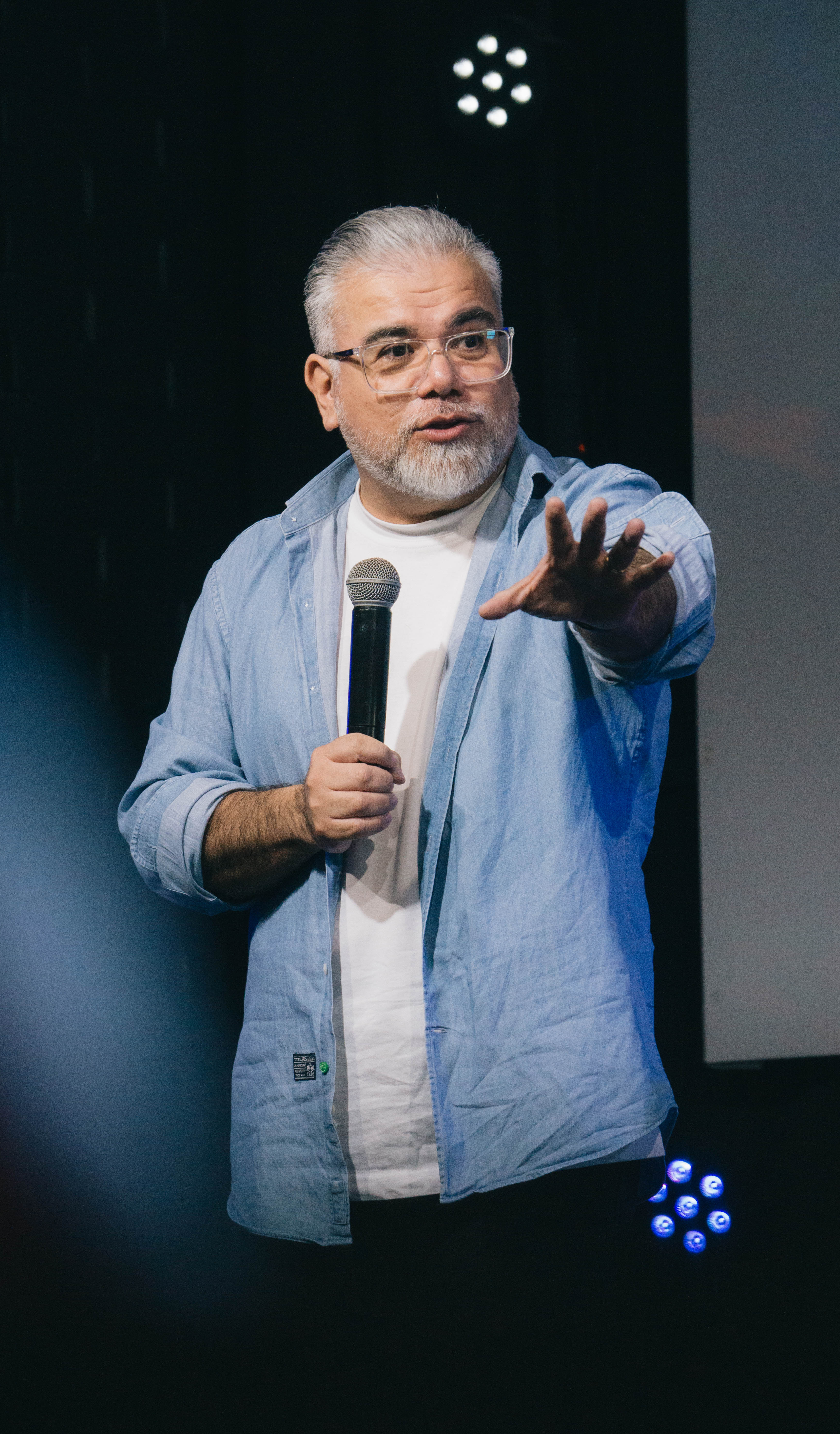 Gonzalo Aranda interactuando con líderes